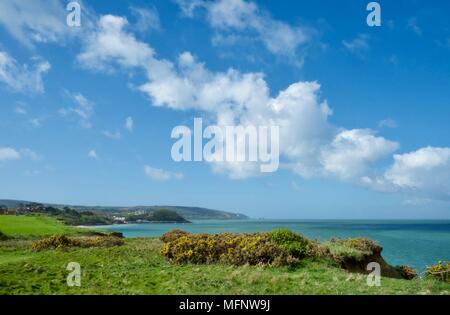 Una giornata di sole con qualche nuvola in colwell bay, Isle of Wight, Regno Unito Foto Stock