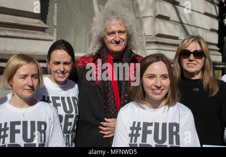 Regina il chitarrista Brian May unisce animale-tutela gli attivisti - inclusi i due giganti da indossare in cartapesta fox e teste di coniglio - al 10 di Downing Street per mano in una petizione con più di 400.000 firme spingendo il Primo Ministro Theresa Maggio di introdurre un animale UK-fur divieto di importazione. Dotato di: Brian May dove: London, England, Regno Unito quando: 26 Mar 2018 Credit: Wheatley/WENN Foto Stock