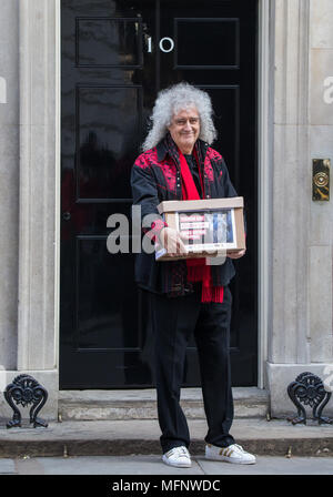 Regina il chitarrista Brian May unisce animale-tutela gli attivisti - inclusi i due giganti da indossare in cartapesta fox e teste di coniglio - al 10 di Downing Street per mano in una petizione con più di 400.000 firme spingendo il Primo Ministro Theresa Maggio di introdurre un animale UK-fur divieto di importazione. Dotato di: Brian May dove: London, England, Regno Unito quando: 26 Mar 2018 Credit: Wheatley/WENN Foto Stock