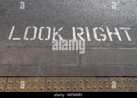 Guardare a destra in segno anteriore di un crosswalk a sinistra la guida città di Gibilterra (UK). Foto Stock