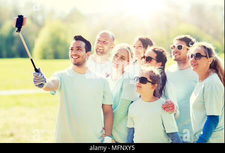 Un gruppo di volontari che assumono selfie dello smartphone Foto Stock