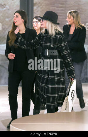 Diane Keaton al 'Rinascente' galleria per lo shopping a Roma con: Diane Keaton dove: Roma, Italia Quando: 23 Mar 2018 Credit: IPA/WENN.com * * disponibile solo per la pubblicazione in UK, USA, Germania, Austria, Svizzera** Foto Stock