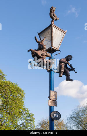 Ornati in ghisa lampada posta contro un cielo blu, Stratford upon Avon, Warwickshire, West Midlands, Regno Unito Foto Stock