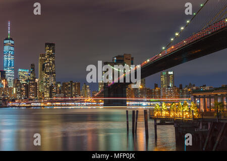 Spettacolare vista dello skyline di Manhattan a New York in Stati Uniti d'America al tramonto Foto Stock