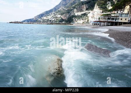 Le onde che scorre sulle rocce, catturata mediante una lenta velocità di otturatore, Amalfi Costiera Amalfitana, Italia Foto Stock