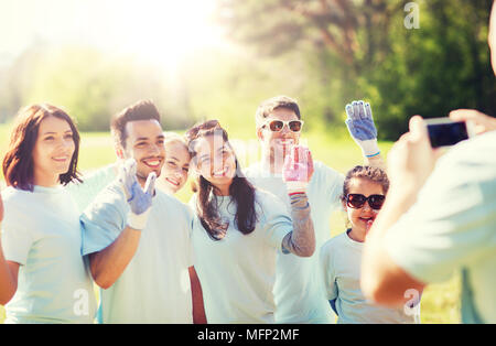 Gruppo di volontari di scattare una foto tramite smartphone Foto Stock