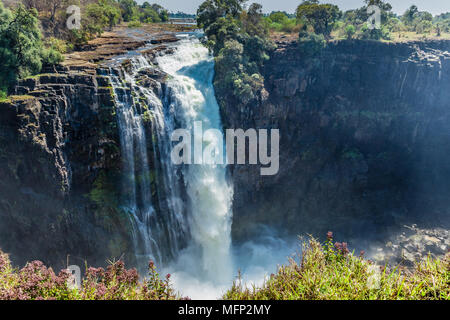 Devil's La cataratta è sul lato dello Zimbabwe di Victoria Falls, ed è il più basso dei 5 scende con una goccia di 60 metri. Foto Stock
