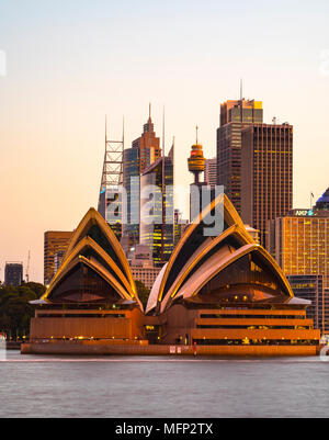 Sydney Opera House vista da attraverso il porto di Kirribilli al tramonto, con il CBD in background. Foto Stock