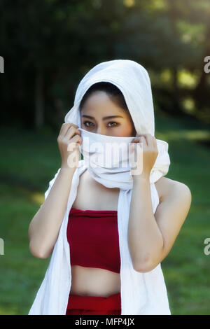 Bella ragazza tailandese nei tradizionali costumi tailandese Foto Stock