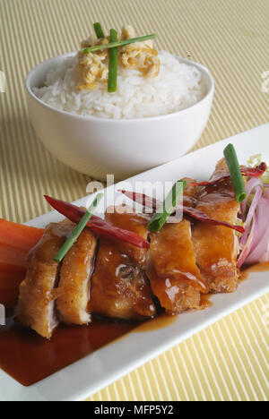 Pollo con riso e verdure in background Foto Stock