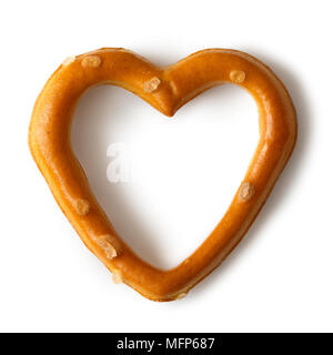 Unico a forma di cuore pretzel salati snack isolato su bianco dal di sopra. Foto Stock