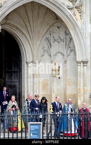 Anzac Day 2018 Servizio di commemorazione presso l'Abbazia di Westminster. Il principe William, il principe Harry e Meghan Markle lasciare dopo il servizio con molto Rev Joh Foto Stock