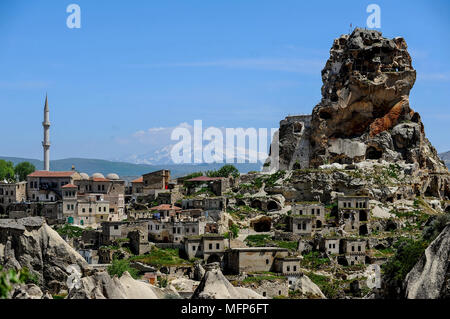 La città di Goreme in Cappadocia, la Turchia con il Monte Erciyes in background. Foto Stock