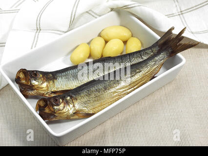 Aringa affumicata o Bouffi Bloaster, Clupea harengus, Pesci affumicati con patate Foto Stock