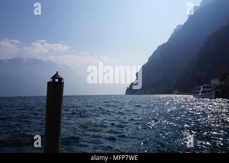 Vista di sud da Riva del Garda sul Lago di Garda, Italia Foto Stock