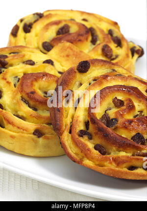 Pain au Raisin, pane dolce contro uno sfondo bianco Foto Stock