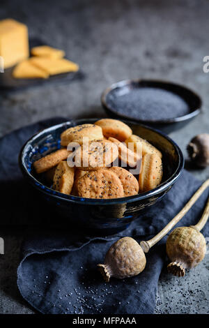 Cotto saporito formaggio Cheddar cracker cosparsi di semi di papavero Foto Stock