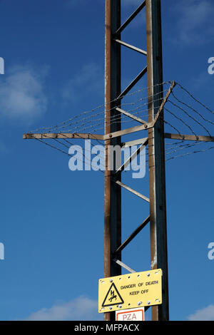 "Pericolo di morte, mantenere off' segno sul pilone a Dorset in estate. Foto Stock