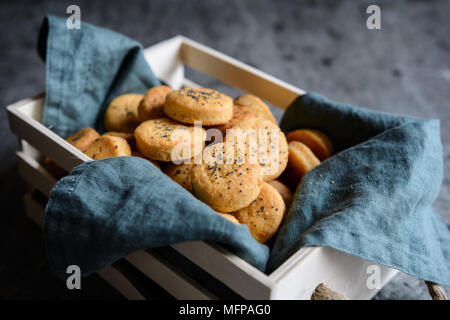 Cotto saporito formaggio Cheddar cracker cosparsi di semi di papavero Foto Stock