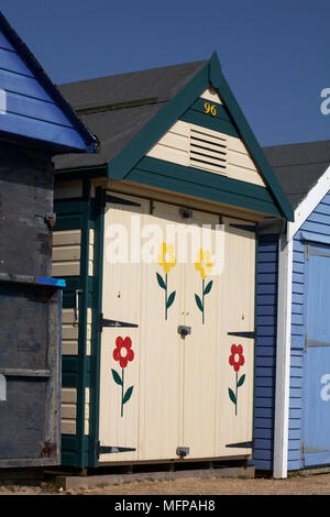 Numero 96 beach hut decorato con fiori a Mudeford Hengistbury Head, Christchurch, Inghilterra, in primavera. Foto Stock