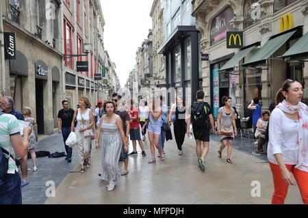 BORDEAUX,FRANCIA-luglio 30, 2017: turisti nel centro della città di Bordeaux Foto Stock