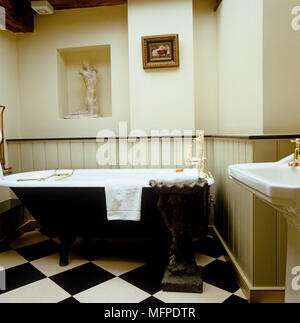 Freestanding vasca da bagno in stile country bagno Foto Stock