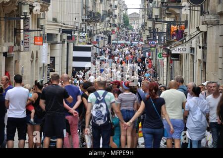 BORDEAUX,FRANCIA-luglio 30, 2017: turisti nel centro della città di Bordeaux Foto Stock