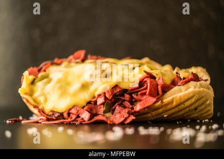 Kumru / New Yorker Sandwich con formaggio cheddar (fast food concept.vista frontale) Foto Stock