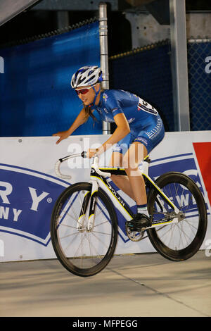 Bicicletta femmina via racers Foto Stock