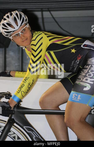 Bicicletta femmina via racers Foto Stock