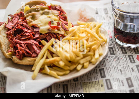 Kumru / New Yorker Sandwich con formaggio cheddar (fast food concept.vista frontale) Foto Stock