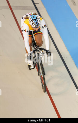 Bicicletta femmina via racers Foto Stock