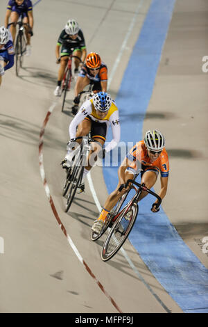 Bicicletta femmina via racers Foto Stock