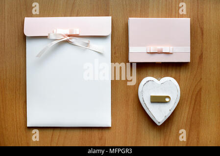 Set regalo con scheda di memoria flash e spazio vuoto Foto Stock