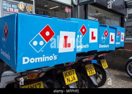 Gli scooter Domino per la consegna della pizza parcheggiati fuori da una delle loro filiali a Putney, Londra sud-occidentale, Regno Unito Foto Stock