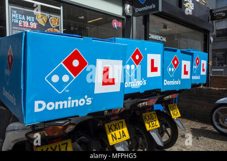 Gli scooter Domino per la consegna della pizza parcheggiati fuori da una delle loro filiali a Putney, Londra sud-occidentale, Regno Unito Foto Stock