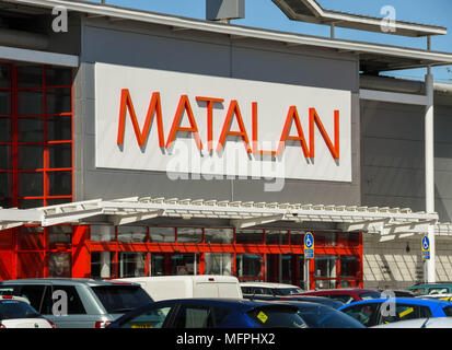 Grande segno sopra l'entrata di un negozio Matalan su un retail park Foto Stock