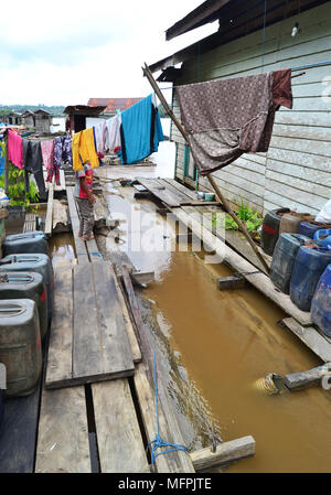 La vita quotidiana sulle rive del fiume Barito Central Borneo, Indonesia Foto Stock