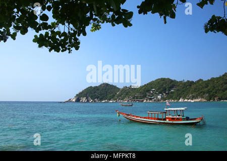 Thai long tail barca da pesca fuori la bellissima costa di Koh Tao Island, Thailandia. Foto Stock