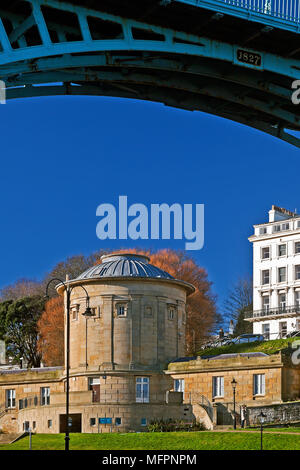 Scarborough Rotunda del museo, illuminata dalla luce del sole invernale, si accoccola sotto uno degli archi della città ponte Spa. Foto Stock