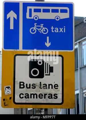 La segnaletica stradale per corsia degli autobus taxi e biciclette solo con corsia degli autobus segni della fotocamera per identificare altri veicoli illegalmente nel loro uso Brighton East Sussex Foto Stock