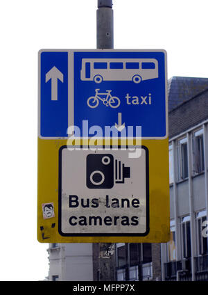 La segnaletica stradale per corsia degli autobus, taxi e biciclette solo con corsia degli autobus segni della fotocamera per identificare altri veicoli illegalmente nel loro uso Brighton East Sussex Foto Stock