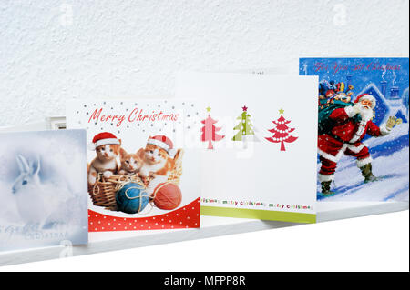 Carte di Natale visualizzata su un ripiano Foto Stock