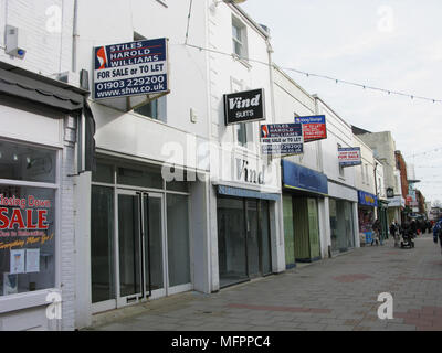 Vuoto chiuso shop unità in una desolata parte di Worthing shopping center a causa del credit crunch Foto Stock