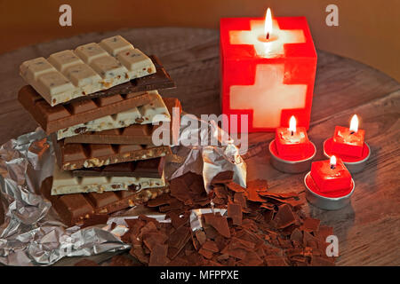 Il cioccolato svizzero per creare una torre impilati con candele svizzero Foto Stock