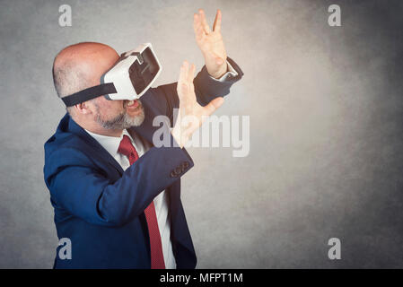 Ritratto di coppia barbuto imprenditore utilizzando VR glasse Foto Stock