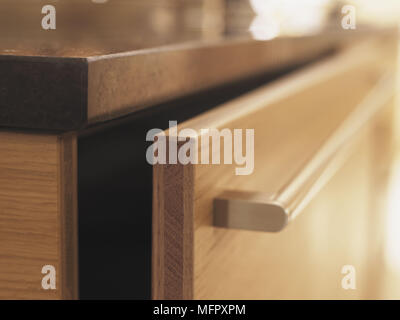 Piano di cottura a gas impostati nel piano di lavoro in marmo granito in cucina moderna Foto Stock