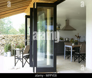 Coperto, patio privato con aprire porte francesi per un piastrellato, cucina abitabile. Foto Stock