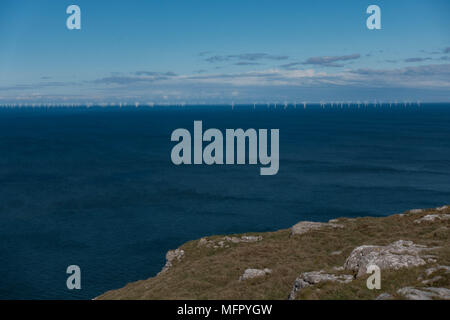 Vista sul mare dal Great Orme con turbine eoliche in distanza. Conwy. Galles Foto Stock