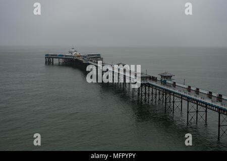 Llandudno Pier su un freddo, umido giorno di aprile, 2018 Foto Stock